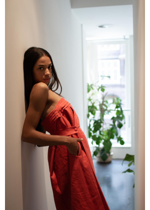 Serene Harmony – Wandelbares Kleid in Orange